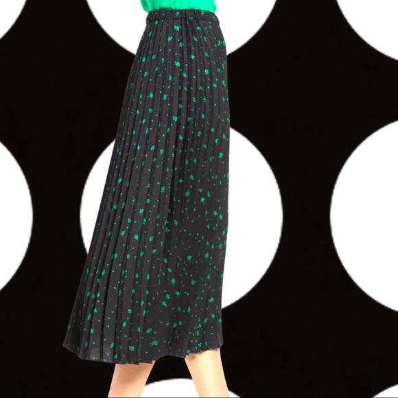 Halogen Dresses & Skirts - NWT Halogen black &green leaves pleated midi skirt